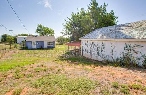 Borger House | 2 Mi to Phillips 66 Refinery: Home w/Yard