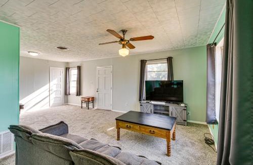 Borger House | 2 Mi to Phillips 66 Refinery: Home w/Yard