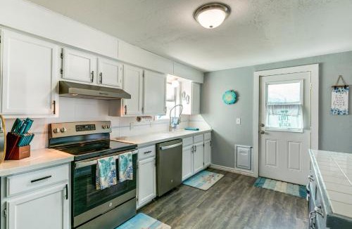 Aransas Pass House | 2 Mi to Redfish Bay: Aransas Pass Home w/Fire Pit