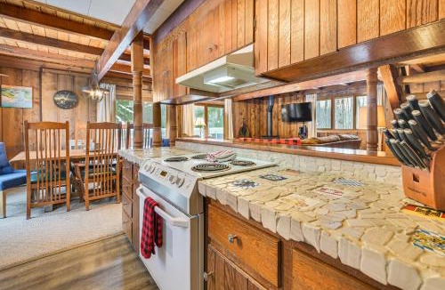 Bellaire House | 2 Mi to Schuss Mountain: Cozy Cabin w/Deck