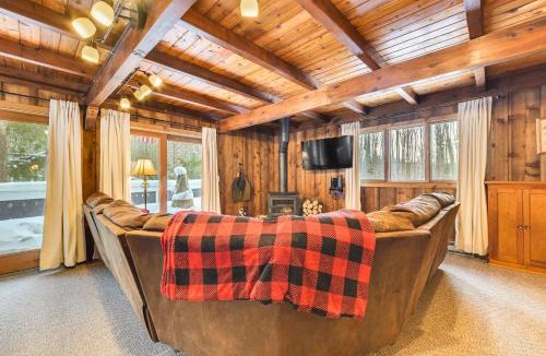 Bellaire House | 2 Mi to Schuss Mountain: Cozy Cabin w/Deck