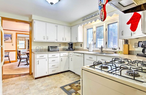 Mashpee Cottage | 2 Mi to Shore: Home w/BBQ & Beach Gear in Mashpee