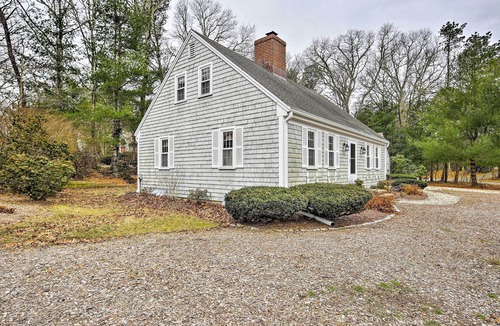 Mashpee Cottage | 2 Mi to Shore: Home w/BBQ & Beach Gear in Mashpee