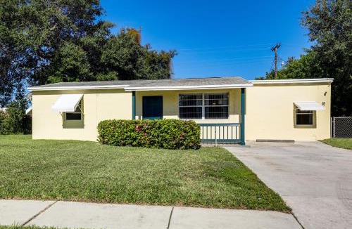 Riviera Beach House | 2 Mi to Shore: Riviera Beach Retreat w/Yard