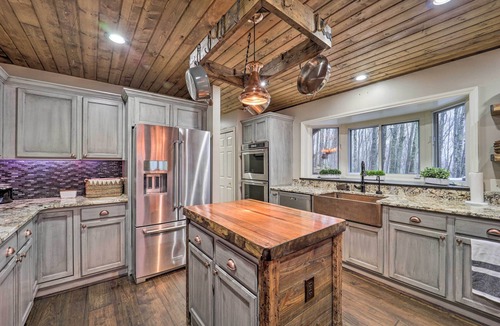 Beech Mountain Cabin | 2 Mi to Slopes: Luxe Beech Mtn Cabin w/Hot Tub