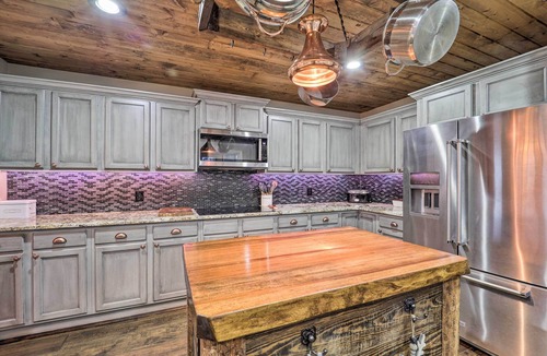 Beech Mountain Cabin | 2 Mi to Slopes: Luxe Beech Mtn Cabin w/Hot Tub