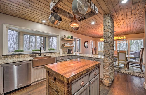 Beech Mountain Cabin | 2 Mi to Slopes: Luxe Beech Mtn Cabin w/Hot Tub