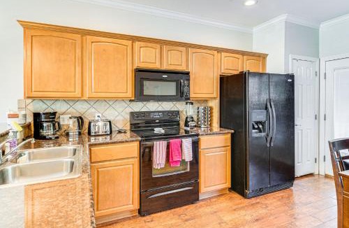 College Station House | 2 Mi to Texas A&M: Unit w/Pool & Hot Tub Access