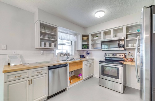 Crystal River House | 2 Mi to Three Sisters Springs: Home w/Patio