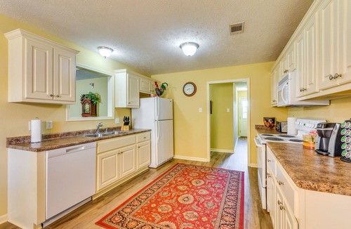 Conway House | 2 Mi to UCA: Group Getaway w/Private Yard!