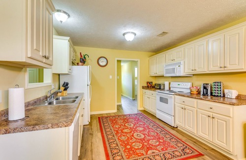 Conway House | 2 Mi to UCA: Group Getaway w/Private Yard!