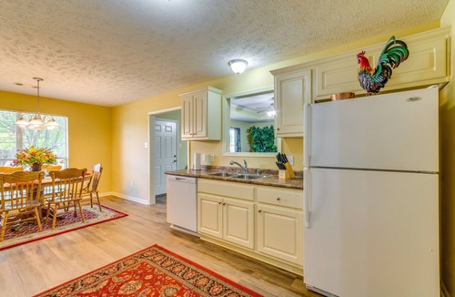 Conway House | 2 Mi to UCA: Group Getaway w/Private Yard!