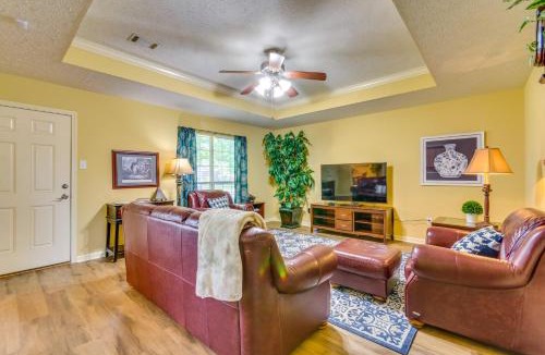 Conway House | 2 Mi to UCA: Group Getaway w/Private Yard!