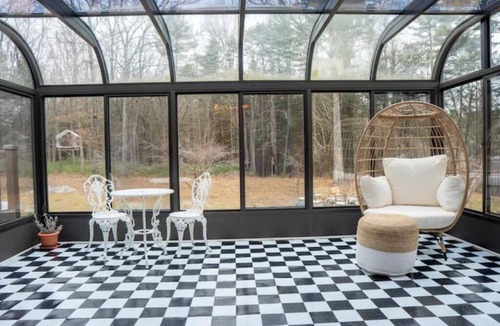 Bethel Cabin | 2 Miles from Bethel Woods! SUPER Secluded Luxury Cabin - HOT TUB !
