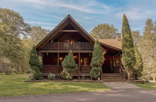 Bethel Cabin | 2 Miles from Bethel Woods! SUPER Secluded Luxury Cabin - HOT TUB !