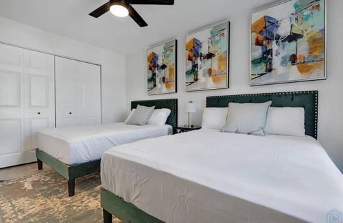 Clinton House | 2 Miles from Downtown Clinton