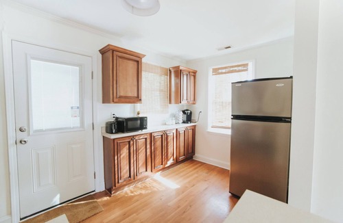 East Raleigh House | 2 Miles to Downtown, Cozy Green Cottage 2 BR 1 BA