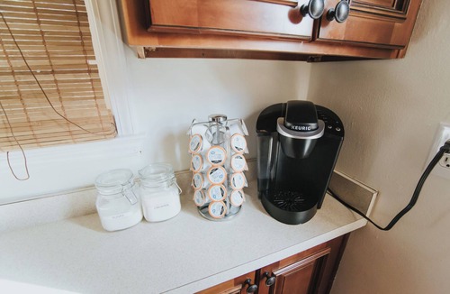 East Raleigh House | 2 Miles to Downtown, Cozy Green Cottage 2 BR 1 BA