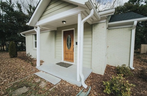 East Raleigh House | 2 Miles to Downtown, Cozy Green Cottage 2 BR 1 BA