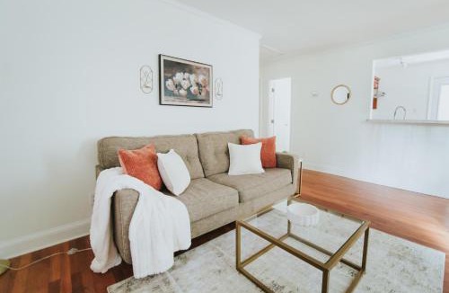 East Raleigh House | 2 Miles to Downtown, Cozy Green Cottage 2 BR 1 BA