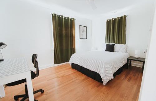 East Raleigh House | 2 Miles to Downtown, Cozy Green Cottage 2 BR 1 BA