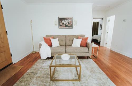 East Raleigh House | 2 Miles to Downtown, Cozy Green Cottage 2 BR 1 BA