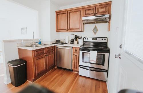 East Raleigh House | 2 Miles to Downtown, Cozy Green Cottage 2 BR 1 BA