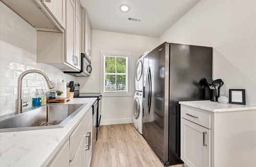Rogers Cottage | .2 miles to Downtown Rogers on the Railyard bike trail