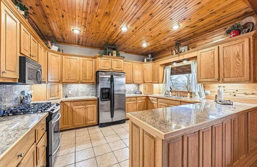 Sylvan Shores Cabin | 2 miles to Starkey Marina | Hot Tub | Beaver Lake