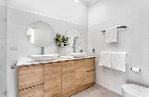 Glenelg North Villa | 2 min from beach! Glenelg Gem 4BR, BBQ, Patio