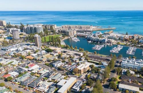 Glenelg North Villa | 2 min from beach! Glenelg Gem 4BR, BBQ, Patio