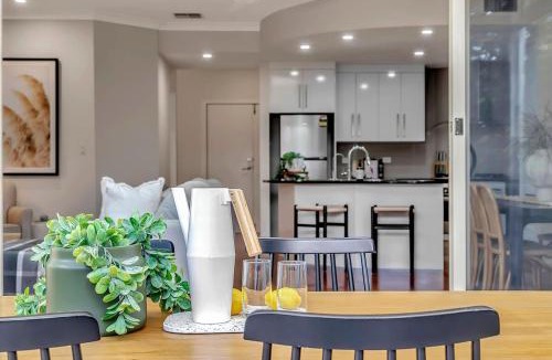 Glenelg North Villa | 2 min from beach! Glenelg Gem 4BR, BBQ, Patio