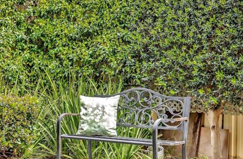 Glenelg North Villa | 2 min from beach! Glenelg Gem 4BR, BBQ, Patio