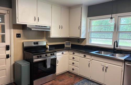 Searcy House | 2 min from Harding and local park! Peaceful 3BR with alfresco dining area!