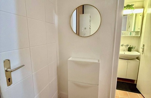 Les Eaux-Vives Apartment | *2 min from the Jet d'Eau | Renovated 24m² studio apartment, Geneva center *)