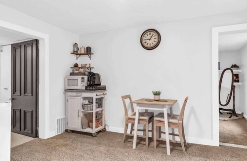 Rosemount House | 2 min to AUD | Private Getaway w/Firepit