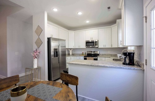 Burlington House | 2 Min to Downtown | 9 to Elon | Car Rental Avail.