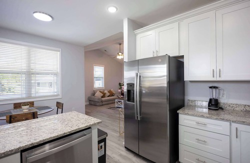 Burlington House | 2 Min to Downtown | 9 to Elon | Car Rental Avail.