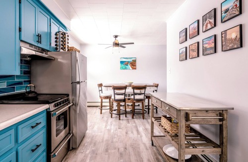 Beach Point House | 2 min to the beach. Family-sized house with vies of the water & kayaks,