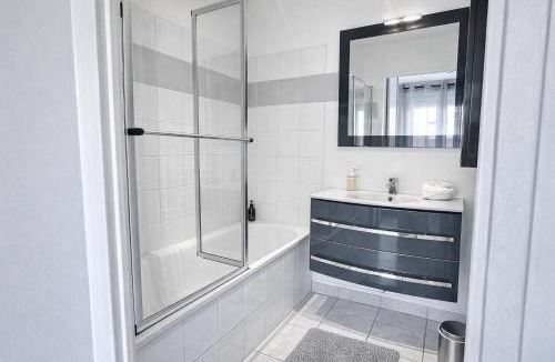 Lognes Apartment | 2 Mins from Train Station - Free Parking - Paris & DisneyLand - Lognes