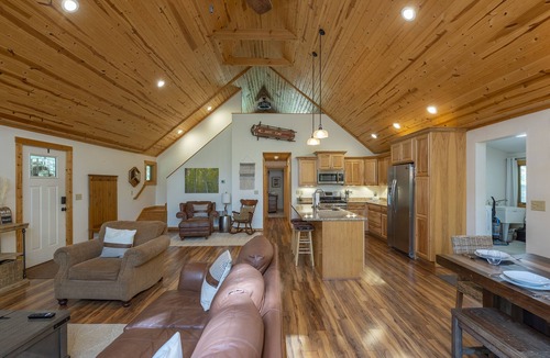 Wolf Laurel Cabin | 2 mins to skiing at Hatley Pointe! Hot Tub+FirePit, Fireplace, pet friendly!