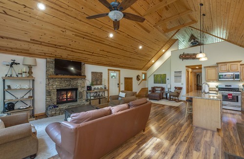 Wolf Laurel Cabin | 2 mins to skiing at Hatley Pointe! Hot Tub+FirePit, Fireplace, pet friendly!