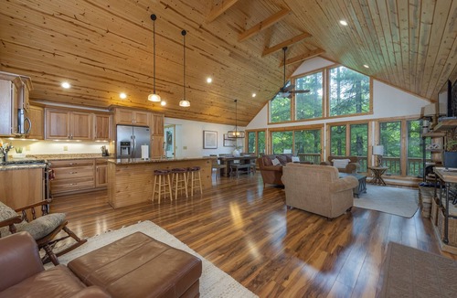 Wolf Laurel Cabin | 2 mins to skiing at Hatley Pointe! Hot Tub+FirePit, Fireplace, pet friendly!