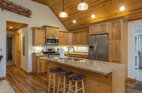 Wolf Laurel Cabin | 2 mins to skiing at Hatley Pointe! Hot Tub+FirePit, Fireplace, pet friendly!