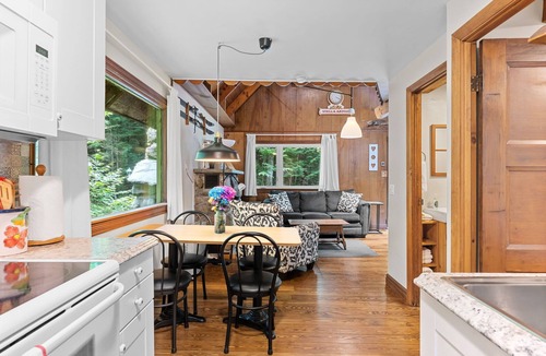 Jeffersonville Ski Chalet | 2 mins to Smuggs, Fireplace