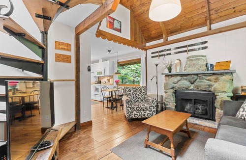 Jeffersonville Ski Chalet | 2 mins to Smuggs, Fireplace
