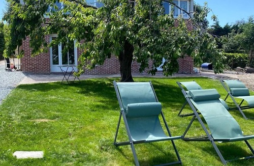 Cricqueboeuf Apartment | 2-minute walk from the beach, single-storey apartment with sea view