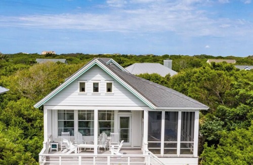 East Beach House | 2 Minute Walk to East Beach access 41 or 42! Spring/Summer dates just opened.