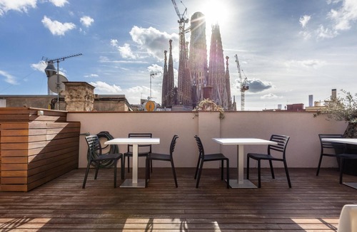 el Camp d'en Grassot i Gracia Nova Apartment | 2 minutes from the Sagrada Familia with community pool