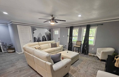 La Porte House | 2 minutes to beach! New family-sized house